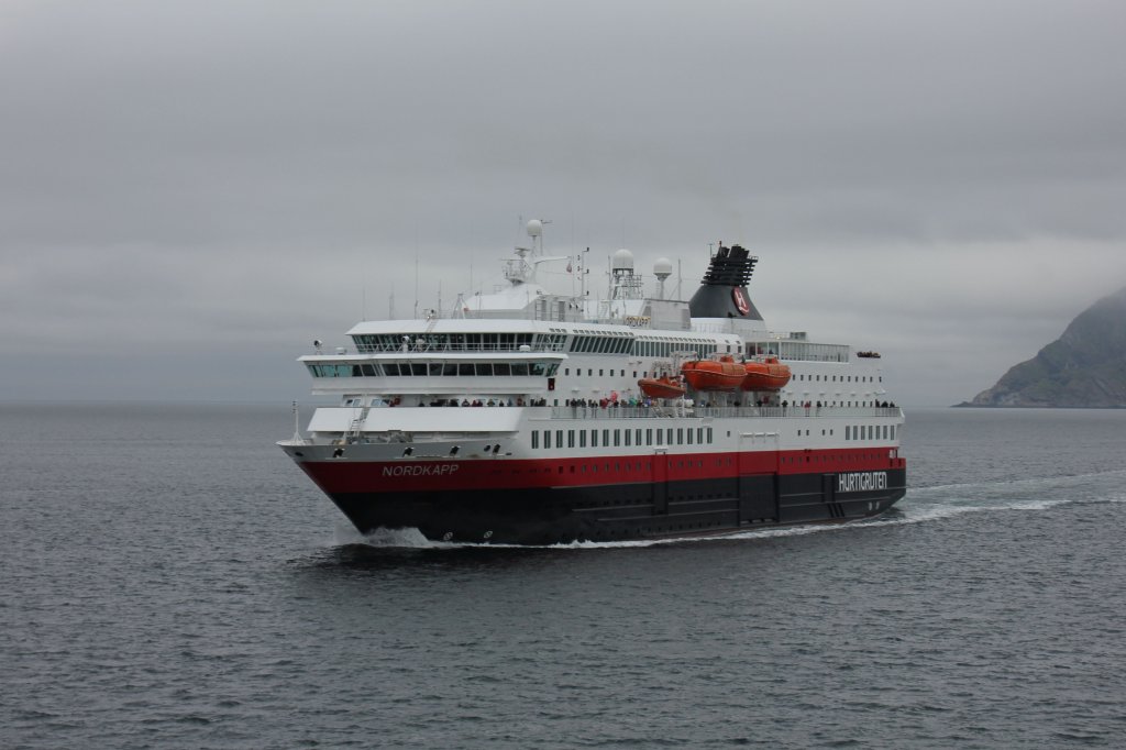 Am 27.08.2011 begnete uns das sdgehnde MS Nordkapp.Aufgenommen von dem MS Polarlys.