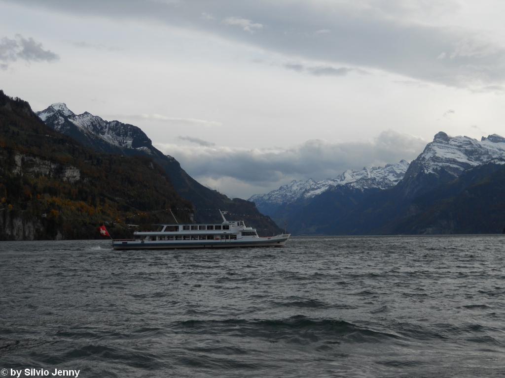 Am 30.10.2010 fegte ein schwerer Fhnsturm mit Windgeschwindigkeiten von bis zu 140 km/h durch die Urnerseeregion. Aus Sicherheitsgrnden wendeten die Schiffe bereits in Brunnen, so auch die gleichnamige MS Brunnen. Auslufer des Fhnsturms kann man an den Fahnen noch gut erkennen.