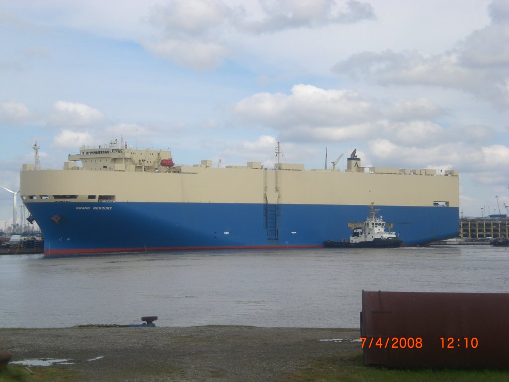 Am 4.April 2009 in Bremerhaven gesehen ein Autotransporter.