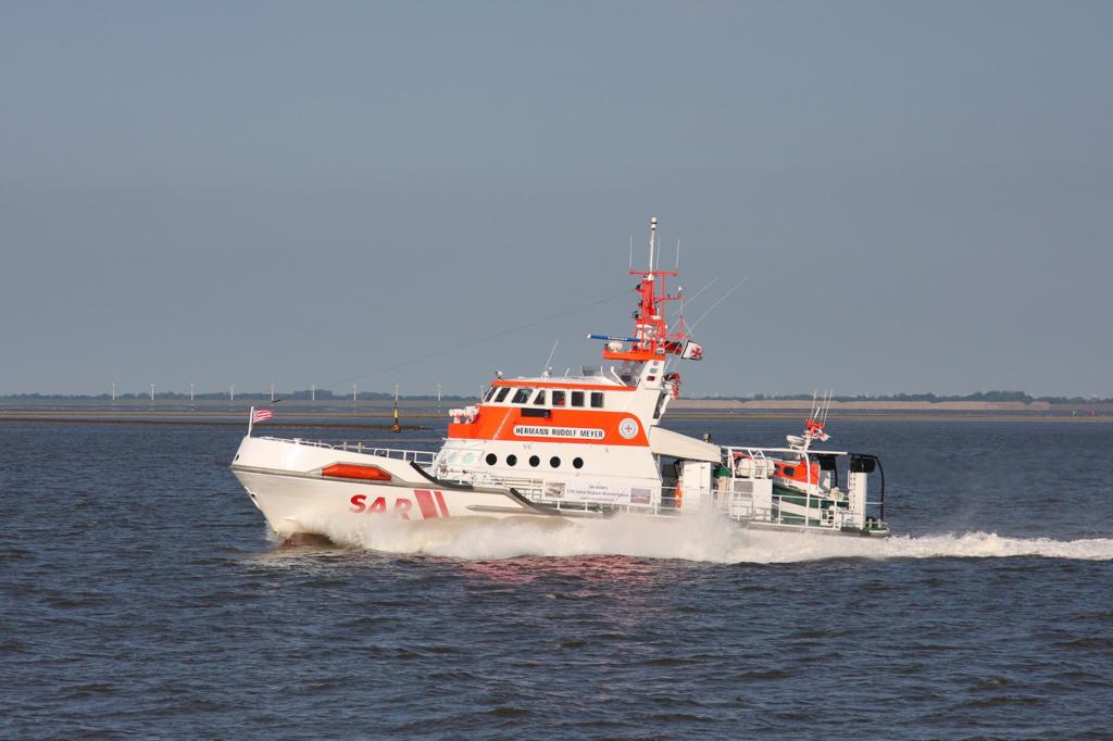 Am 6.7.2013 begegnete mir bei der Rckfahrt von Helgoland in voller Fahrt
der Seenotrettungskreuzer Hermann Rudolf Meyer in der Wesermndung
bei Bremerhaven.