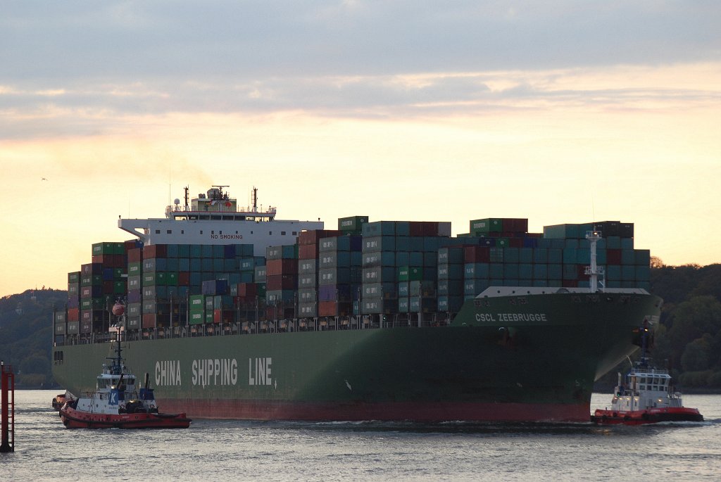 Am Abend des 17.10.10 kommt die CSCL Zeebrugge die Elbe runter in den Hamburger Hafen IMO-Nummer:9314234 Flagge:Hong Kong Länge:337.0m Breite:46.0m Baujahr:2007 Bauwerft:Samsung Shipbuilding&Heavy Industries,Seoul Südkorea.  