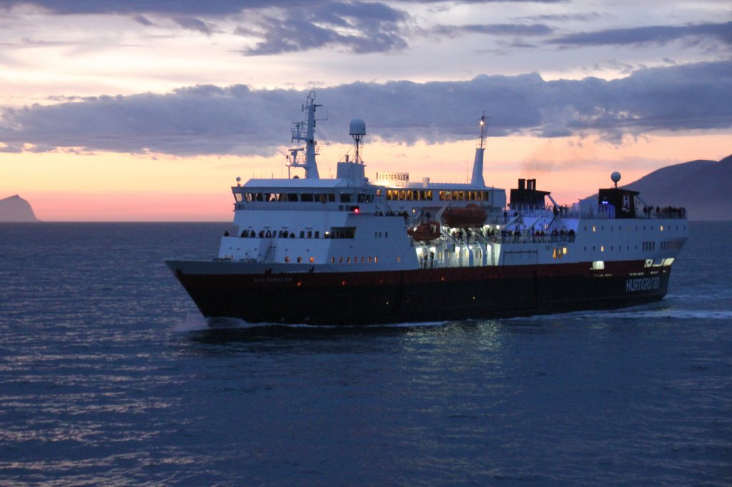 Am Abend des 26.08.2011 begegnete uns das sdgehende MS Vesteralen. Aufgenommen von dem MS Polarlys.