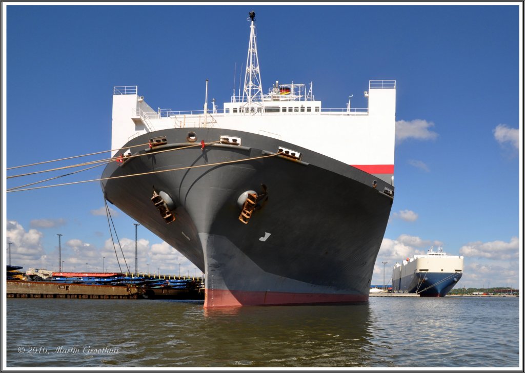 Am Autoterminal Bremerhaven liegen die Car Carrier  Atlantic Spirit  und  Morning Cecilie  im Juli 2010.