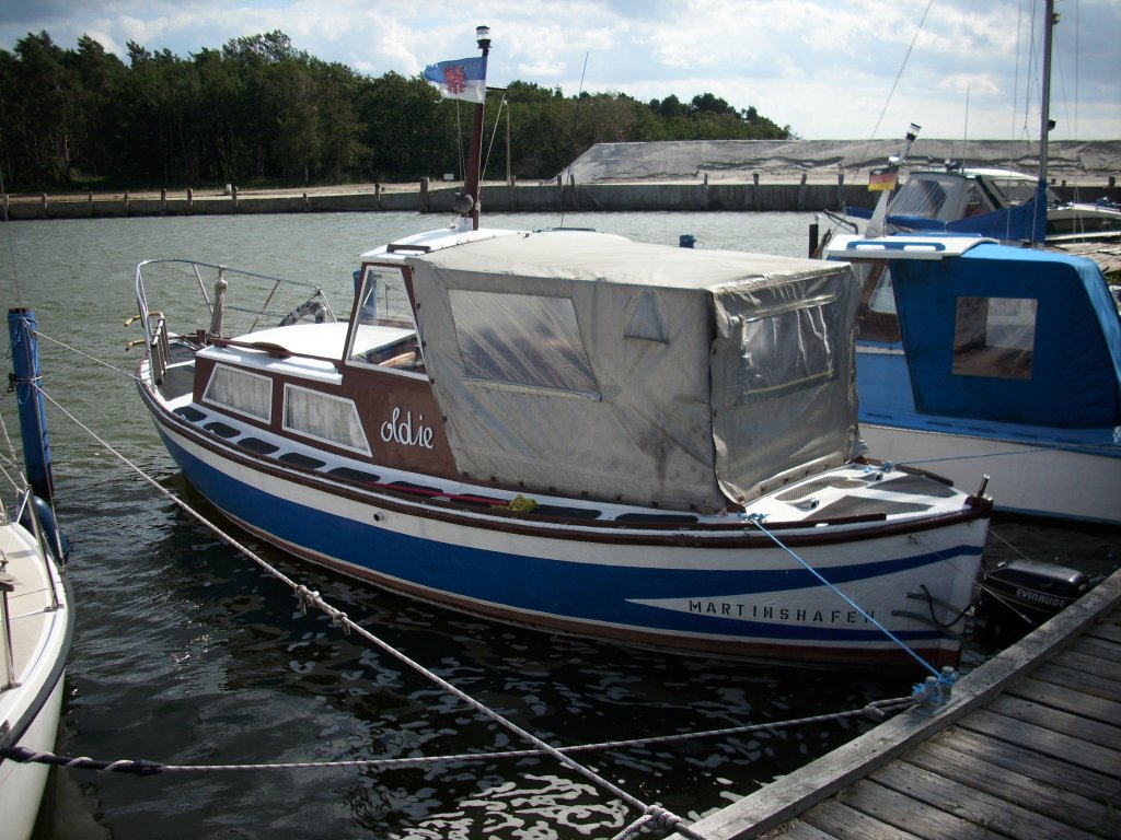 Am Bootssteg von Martinshafen liegt das Motorschiff  Oldie .