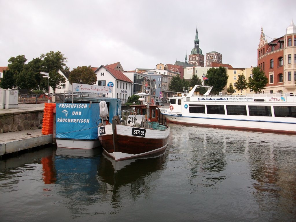 Am Bord von STR-05 gibt es Frisch-und Rucherfisch.Aufnahme am 29.August 2010 im Stadthafen von Stralsund.