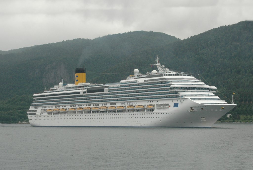 Am Ende des Romsdalsfjords in Andalsnes hat uns die Costa Pacifica einen Besuch abgestattet. Beobachtet am 23.06.2011. Dieser Luxusliner wurde am 29. Mai 2009 an  Costa Cruise Kreuzfahrten bergeben. Die Kosten belaufen sich auf 500 Mio. Sie wurde am 5.Juni getauft. Trgt die IMO Nr: 9378498. Lnge: 290,2 m, Breite: 36 m.   Passagiere: 3780, Crew: 1100, Decks: 14.