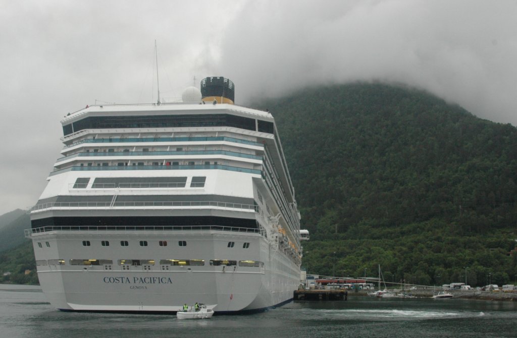 Am Ende des Romsdalsfjords in Andalsnes hat uns die mal von Hinten zeigende Costa Pacifica einen Besuch abgestattet. Beobachtet am 23.06.2011. Dieser Luxusliner wurde am 29. Mai 2009 an  Costa Cruise Kreuzfahrten bergeben. Die Kosten belaufen sich auf 500 Mio. Sie wurde am 5.Juni getauft. Trgt die IMO Nr: 9378498. Lnge: 290,2 m, Breite: 36 m.   Passagiere: 3780, Crew: 1100, Decks: 14.