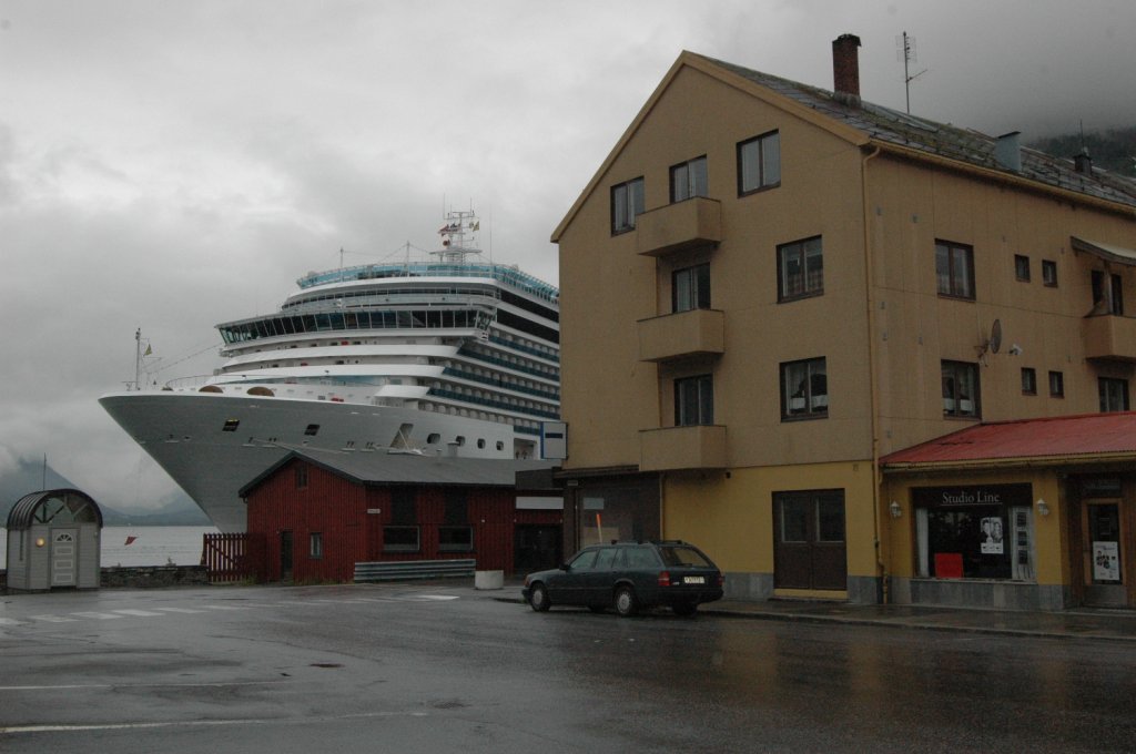 Am Ende des Romsdalsfjords in Andalsnes hat uns die Costa Deliciosa einen Besuch abgestattet. Hier ragt der Bug wie ein Hochhaus hervor. Beobachtet am 24.06.2011. Dieses Kreuzfahrtschiff wurde am 31. Januar 2010 an  Costa Cruise Kreuzfahrten bergeben. Die Kosten belaufen sich auf 450 Mio. Sie wurde am 5.Februar 2010 getauft. Trgt die IMO Nr: 9398917. Lnge: 294 m, Breite: 32,3 m.  Passagiere: 2828, Crew: 1100, Decks: 16.