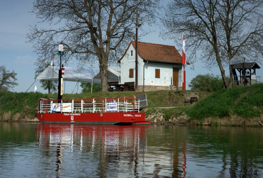 Am Saalekilometer 156,9 knnen Fugnger und Radler  den Flu auf einer kleinen Seilfhre bei Schellsitz berqueren. der Schiffseigner drfte die Stadt Naumburg sein.
Aufgenommen am 30.04.2012 gegen 09:41 Uhr.