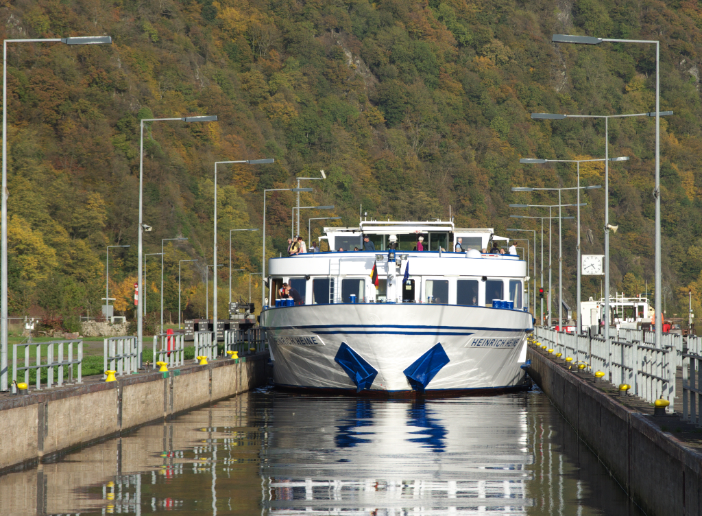 Am Sonntag dem 21.10.2012 ging es zur Saar, Schleuse in Serrig. Groe Schleuse: Lnge 190 m; Breite 12,0 m Kleine Schleuse: Lnge 40 m; Breite 6,75 m Fallhhe: 14,50 m Flukreuzfahrschiff  Heinrich Heine  wird gleich geschleust werden. Das Schiff ist Saar abwrts unterwegs und bereist 3 Flsse - Saar - Mosel - Rhein. Die Heinrich Heine wurde 1990 in den Niederlanden gebaut und fhrt seit 2007 unter Bulgarischer Flagge. Lnge des Schiffes 106 Meter, Breite 11 Meter, angetrieben von 2 Catarpillar Dieselmotoren.