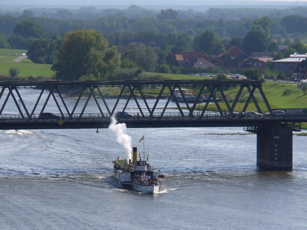 Am Tag des Denkmals ist auch der im Jahre 1900 gebaute Raddampfer KAISER WILHELM unterwegs, hier passiert er von Bleckede kommend mit seiner Dampfpfeife in Aktion gerade die Elbbrcke zwischen Hohnstorf und Lauenburg; 09.09.2012
