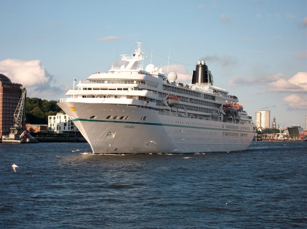 AMADEA auslaufend Hamburg am 17.07.12