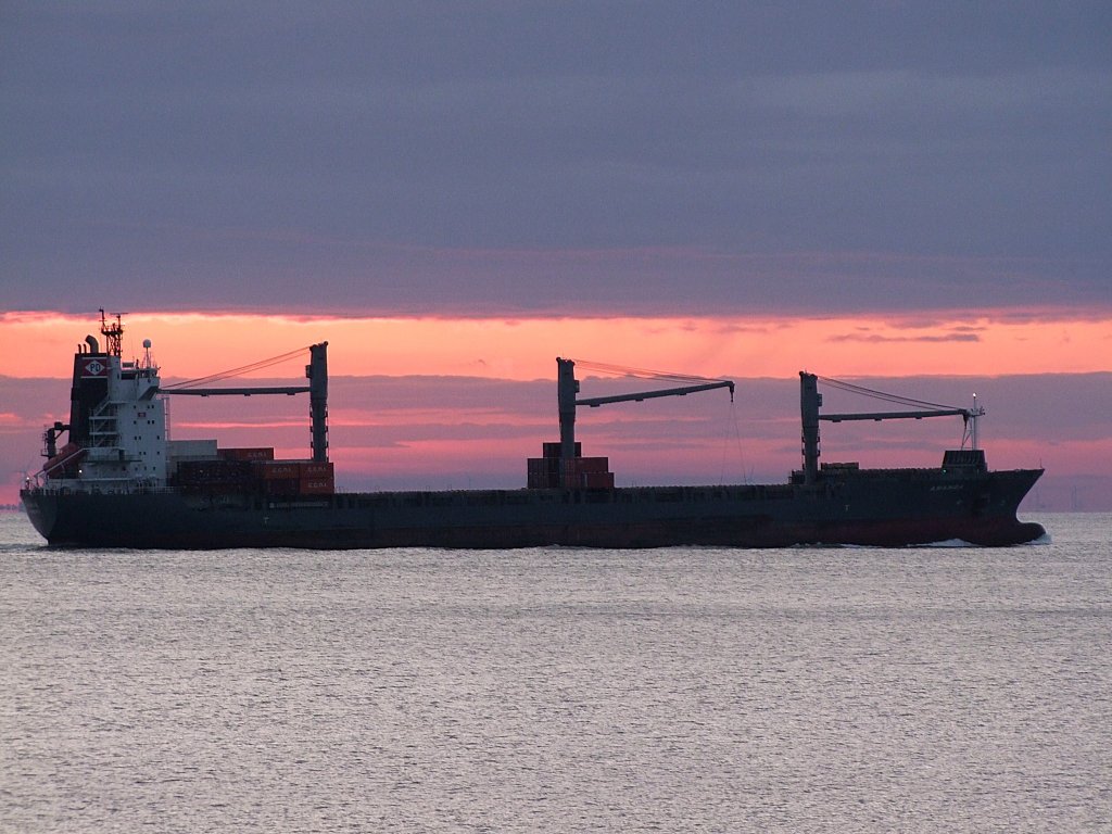 Amanda(IMO-9217565;L=184;B=25mtr) schiebt sich bei Sonnenaufgang im Bereich der Grimmershrnbucht in Cuxhaven Elbaufwrts;090830