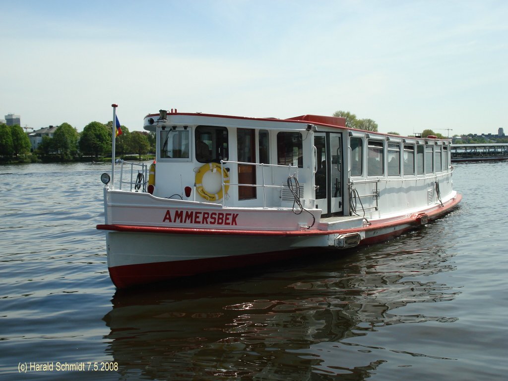 AMMERSBEK am 7.5.2008, Hamburg, Alster, am Anleger Uhlenhorster Fhrhaus /
Alsterdampfer / La  m, B 20,5 m, Tg 5,1 m / 1 MWM-Diesel 3-Zyl. 60 PS, mit Schacht / 1938 in Auftrag bei August Pahl, Hamburg-Finkenwerder, 1947 in Betrieb / 1979 umgebaut bei Aug. Pahl auf Einmannbetrieb mit Anlegemagneten, DAF-Diesel 74 kW ohne Schacht, 125 PS, Tg 1,55 m, 180 Pass. / 
