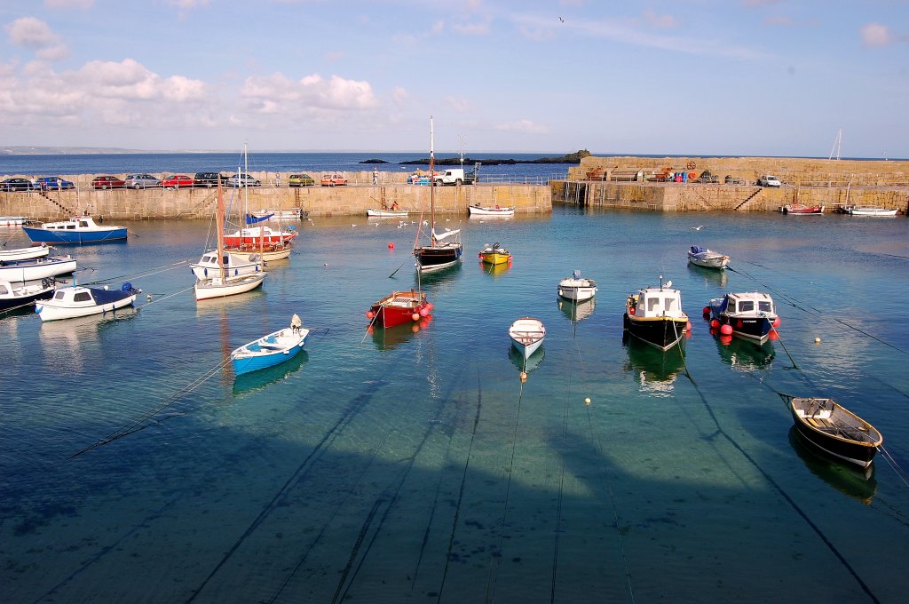  An der langen Leine . Im Hafen von Mousehole richten sich die Boote bei abflieendem Wasser zum Meer hin aus. (03.06.2008)