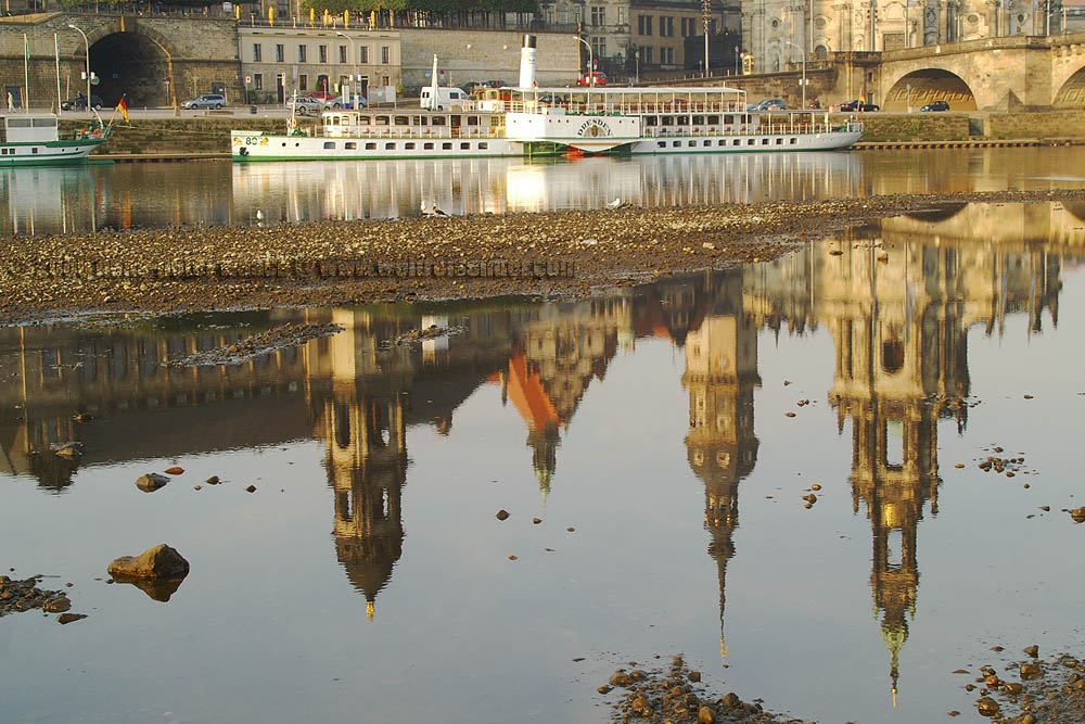 An typischer Stelle, vielleicht etwas untypisch aufgenommen, liegt der Dampfer Dresden an der Augustusbrcke. Es ist der 15.10.06 und wie man sieht, fhrt die Elbe extremes Niedrigwasser.