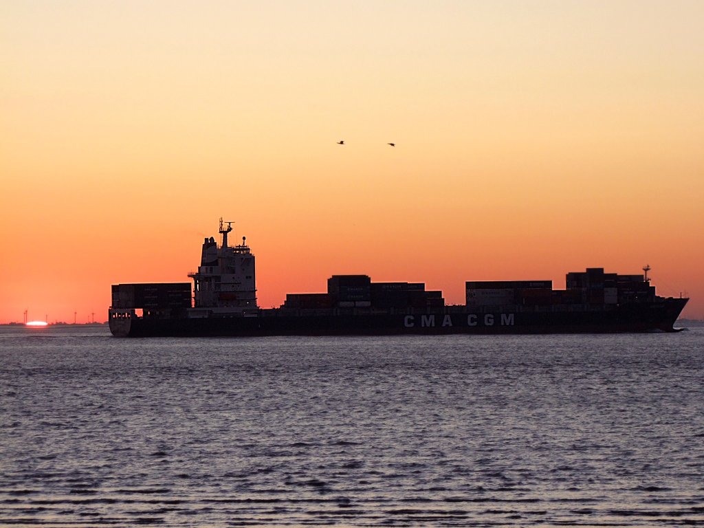 Anemone(IMO-9314985;L=222;B=30mtr)ist bei Sonnenaufgang im Bereich Cuxhaven Elbaufwrts unterwegs;090901