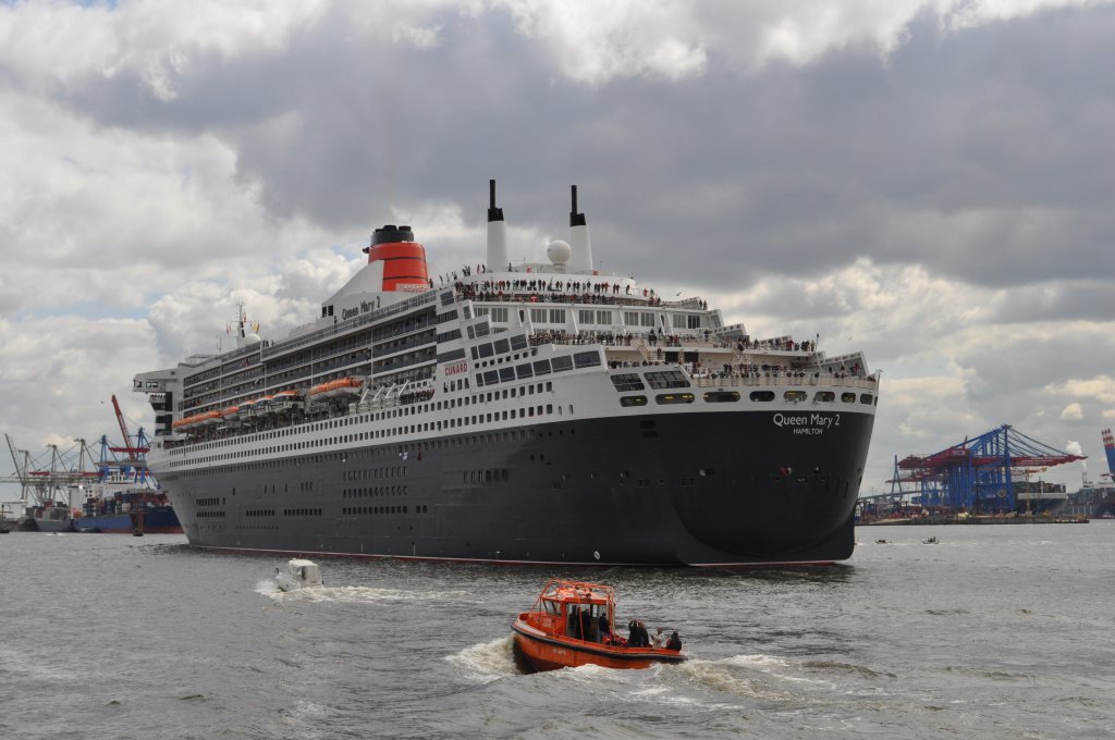 Angekommen am Kreuzfahrtterminal beginnt die  Queen Mary 2  mit dem Wendemannver am 13.05.2012 im Hamburg.