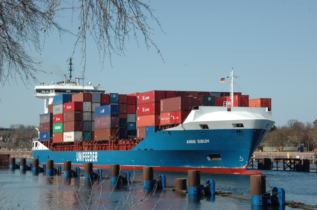 Anne Sibum, ein Containerschiff, verlsst am 09.04.2011 gerade die Schleuse Kiel-Holtenau IMO: 9396696. Heimathafen Limassol.