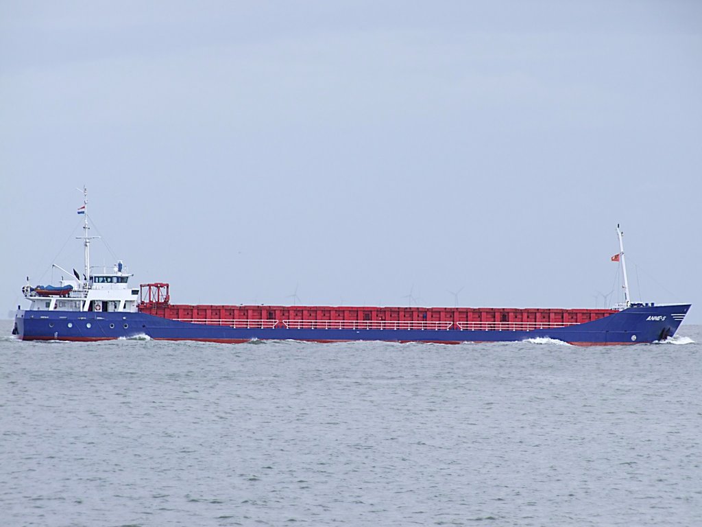 Anne-S(IMO-9148178;L=89;B=12mtr.) schiebt sich bei Cuxhaven Elbaufwrts;090829  