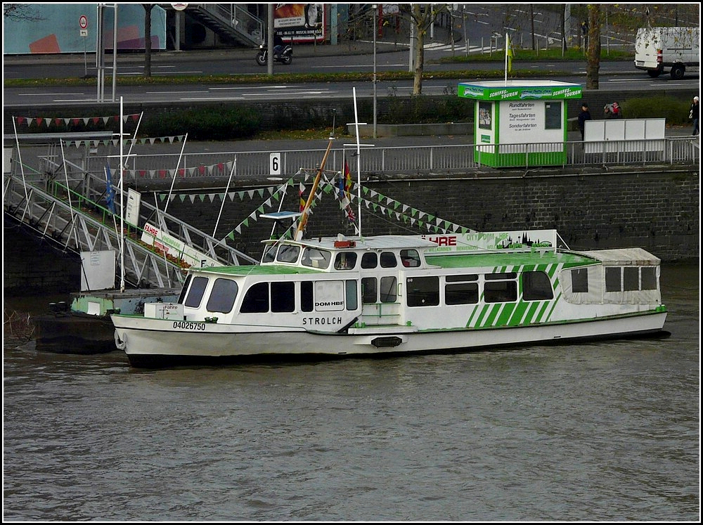 Anstatt zu Fu ber eine der Zahlreichen Brcken in Kln zu gehen kann man auch mit der Fhre  Strolch  von der einen Seite des Rheins auf die andere Seite gelangen. 20.11.2010