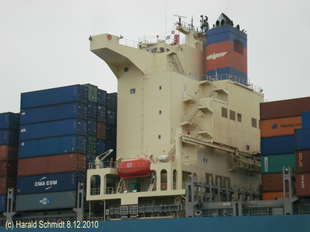 APL RUSSIA  IMO9358761, Nassau, Bahamas, am 8.12.2010, auslaufend Hamburg, vor Neumhlen /
ex MOL CONTINUITY / 2008 bei Mitsubishi, Nagasaki, Nr. 2234 / BRZ 89370 / La. 316m, B 45,5m, Tg. 14,5m / 8600 TEU / 62920 kW, 24 kn /
