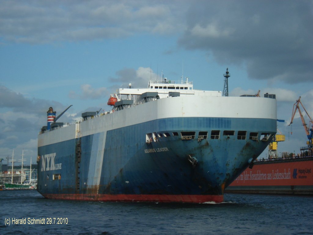 AQUARIUS LEADER IMO 9158276 am 29.7.2010, auslaufend Hamburg vor den Landungsbrcken. Car Carrier / 1998 / BRZ 57.623 / La.199,94m, B.32,2m, Tg.10,6m / 14.121kW, 19,3kn / 5980 PKW / Laderampe 150 t /