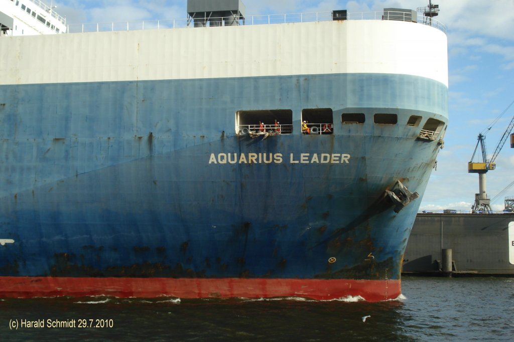 AQUARIUS LEADER IMO 9158276 am 29.7.2010, auslaufend Hamburg vor den Landungsbrcken. Car Carrier / 1998 / BRZ 57.623 / La.199,94m, B.32,2m, Tg.10,6m / 14.121kW, 19,3kn / 5980 PKW / Laderampe 150 t /