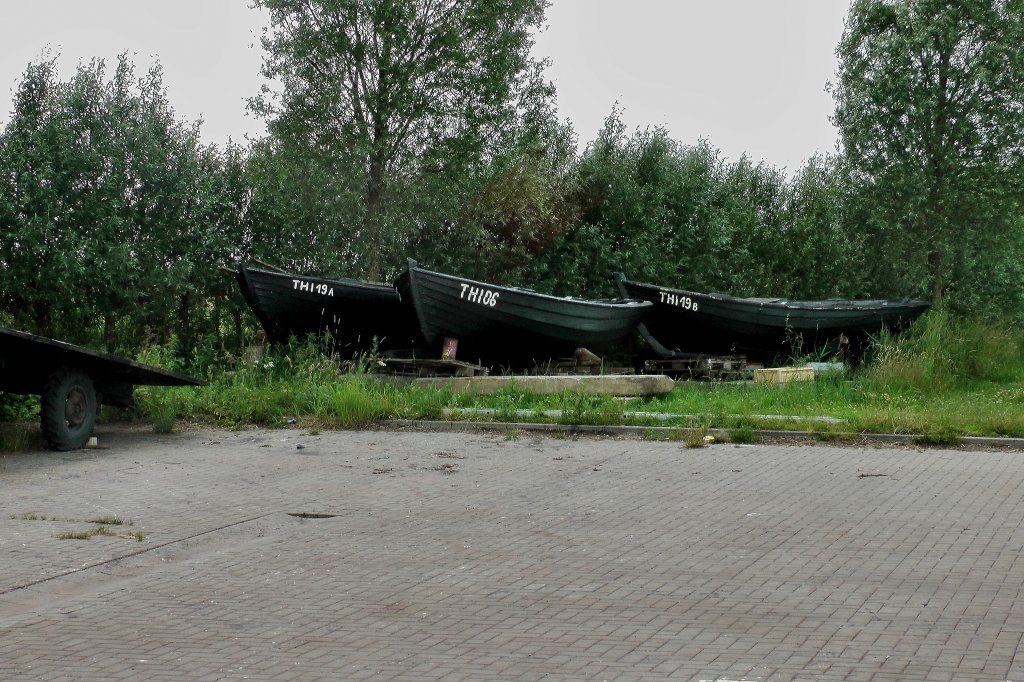  Arbeitslos  liegen hier THI 19A und 19 B sowie THI 06 im Fischereihafen von Thiessow  auf dem Trockenen  28.06.2013  15:25 Uhr