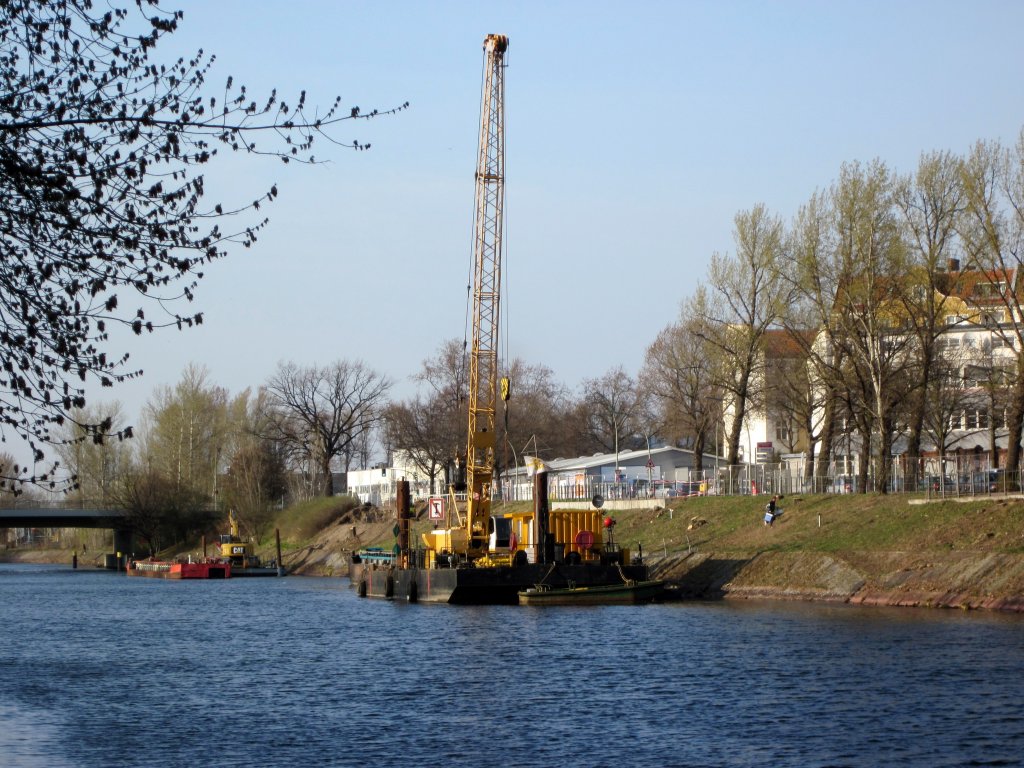 Arbeitsplattformen, Krne, Leichter und Bagger im/am Charlottenburger Verbindungskanal werden fr die Arbeiten an der neuen RoRo-Anlage bentigt. 