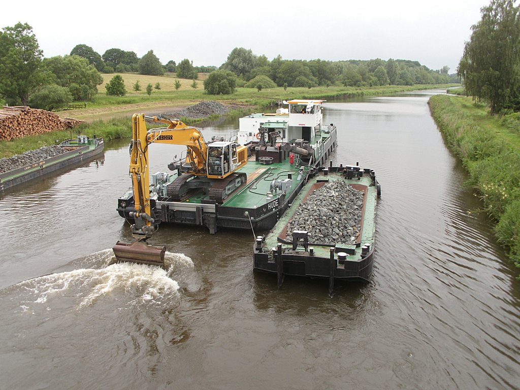 Arbeitsponton des WSA HUDE ENI 05041670 mitten im Fahrwasser des ELK bei Krummesse...  Aufgenommen: 26.6.2012