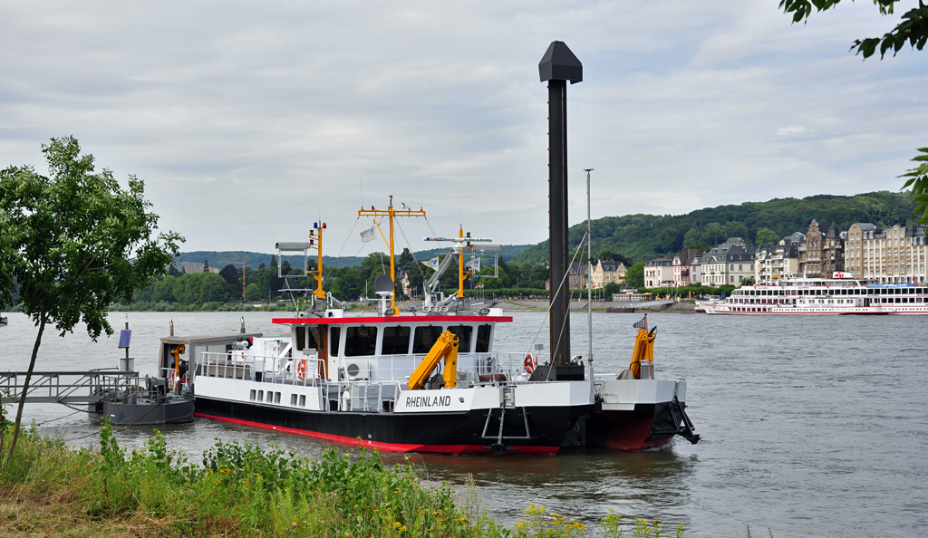 Arbeitsschiff  Rheinland  am Rheinufer bei Mehlem - 31.07.2010