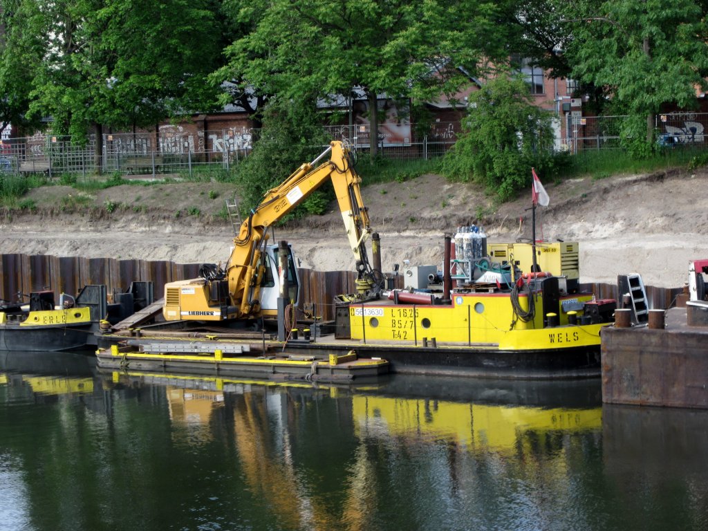 Arbeitsschiff Wels , 5613630 , 16,25 x 5,70 , ist am 16.02.2012 mit einem Liebherr 312 Raupenbagger an der RoRo-Baustelle im Charlottenburger Verbindungskanal stationiert.