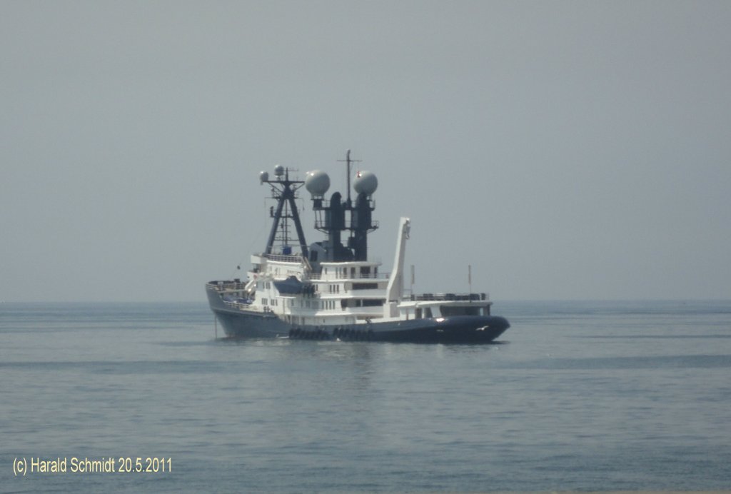 Arctic P (1994) IMO 6926024 am 20.5.2011 vor Anker auf Reede liegend vor Neapel ex Arctic Research (1993) ex BMS Arctic (1969) Bugsier Schwesterschiff der Oceanic Typ : Yacht ex BMS (BergungsMotorSchlepper) / Flagge: Nassau, Bahamas, 1969 bei Schichau, Bremerhaven, Nr. 1746, Refit: 1995 La: 87.60 m, B: 14.75 m, Tg: 7.30 m / GT: 2610 / 2 Deutz-Diesel 4-T V12 RBV12M64C, ges. 13.194 PS, 9.705 kW, 20,5 kn /