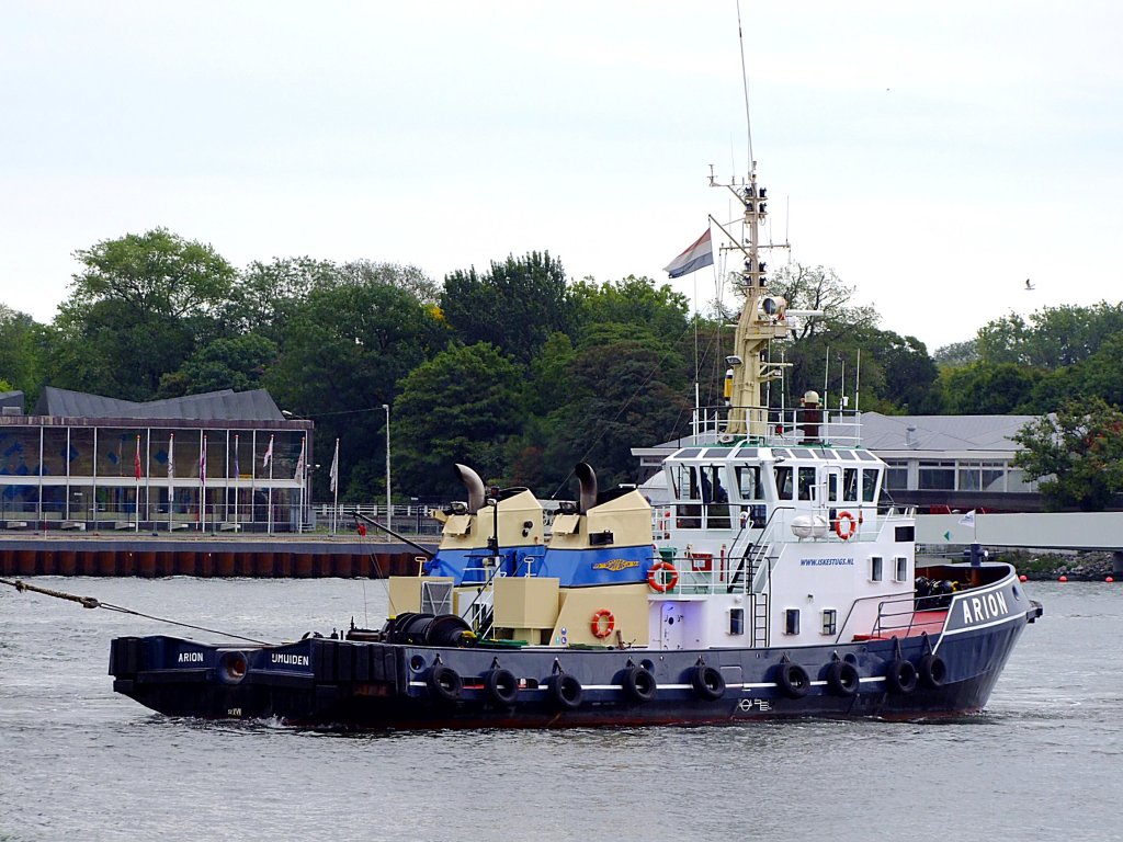 ARION(IMO:7528491; L=28; B=9m; Bj.1976; 189t) untersttzt die Ausfahrt der OCEANIC(PEACE-BOAT) im Hafen von Amsterdam; 110904