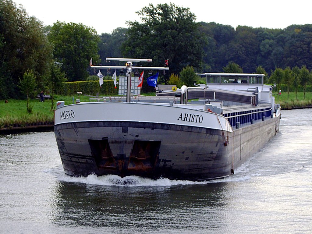 ARISTO(02326985; L=105;B=10,5mtr; 2406t; Baujahr 2005) kurz vor der Schalkwijksebrug;110905