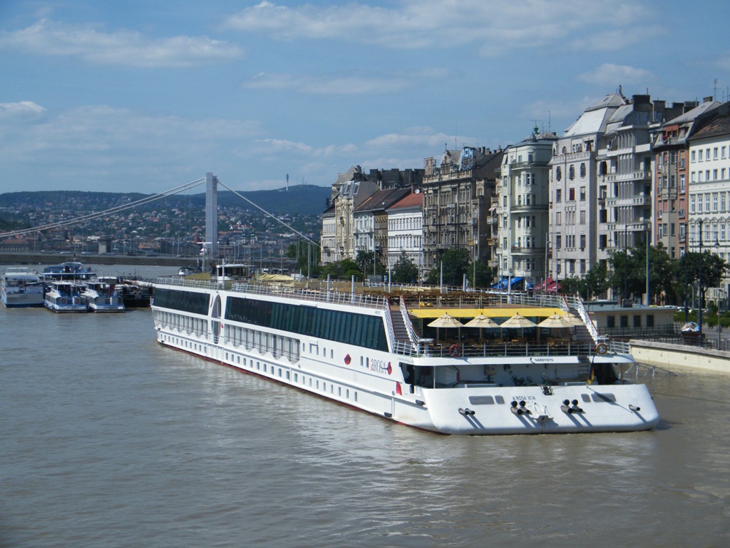 Arosa Mia sthet in Budapest an Donau, zwischen Szabadsg-Brcke und Erzsbet-Brcke, am 06. 06. 2010. 
