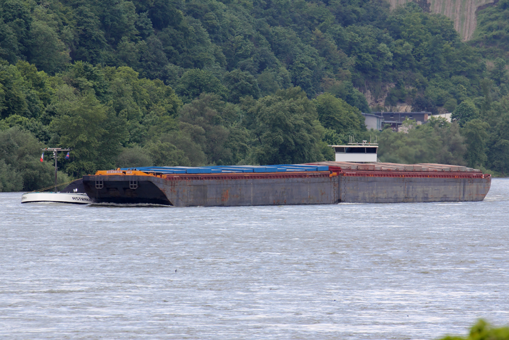  ASTRAKHAN  mit EUROBULK 502+551 auf dem Rhein bei Kaub 25.5.2013