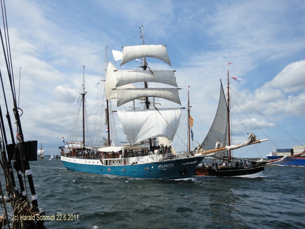 ATLANTIS und AMAZONE am 22.6.2011 auf der Kieler Frde (Kieler Woche)
