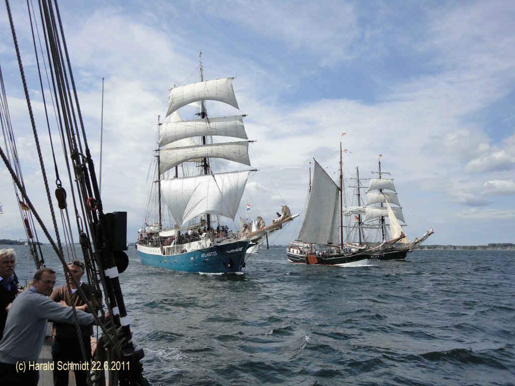 ATLANTIS, AMAZONE und ROALD AMUNDSEN am 22.6.2011 auf der Kieler Frde (Kieler Woche)
