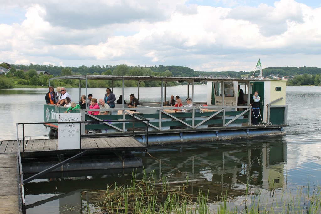 auch ein Schiff :-) ein Fahrgastflo? gesehen am Wiesensee/Westerwald 10.6.2012 