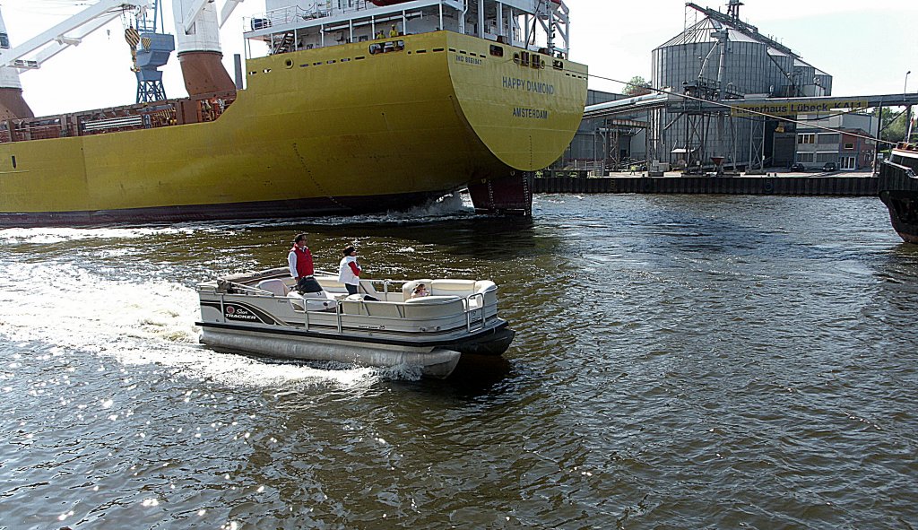 Auch ein schwimmendes SOFA kommt um das bugsieren der Happy Diamond zu beobachten.
So ein tolles Freizeitgefhrt habe ich hier noch nicht gesehen. Aufgenommen:30.4.2012