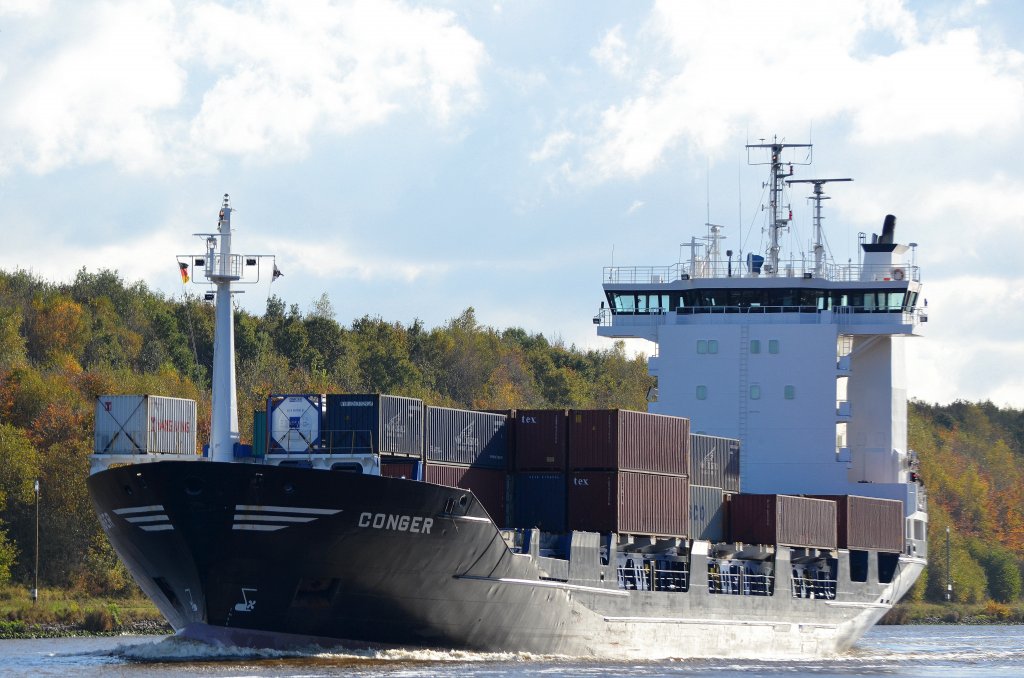 Auch schon fter von mir im Nord-Ostsee-Kanal erwischt der Feeder Conger IMO-Nummer:9122227 Flagge:Antigua und Barbuda Lnge:101.0m Breite:18.0m Baujahr:1995 Bauwerft:Sietas,Hamburg Deutschland hier bei Grnental am 27.10.12