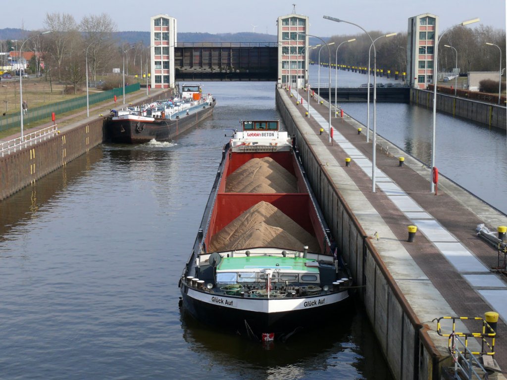 Auch TMS RICHARD, Bad Schmiedeberg (ENI: 04300620, L=80m, B=8,2m, T=112,9), ist wie Frachtschiff Glck Auf die Elbe zu Tal in die Schleuse Geesthacht eingelaufen, hinter ihm schliet sich das obere Schleusentor; 21.03.2011
