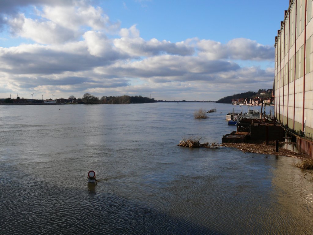 Auch vier Tage nach dem Scheitel des Elbe-Hochwassers, der hier so hoch wie seit 125 Jahren nicht war (9,45m = ca.4,60m ber normal), ist das Ausma noch immer besorgniserregend; Lauenburg, 27.01.2011
