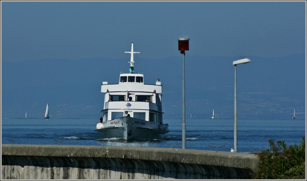 Auch wenn es so aussieht das Schiff sei gleich in der Hafenmauer, so fuhr der Kapitn doch rechtzeitig um sie herum.
(10.08.2012)