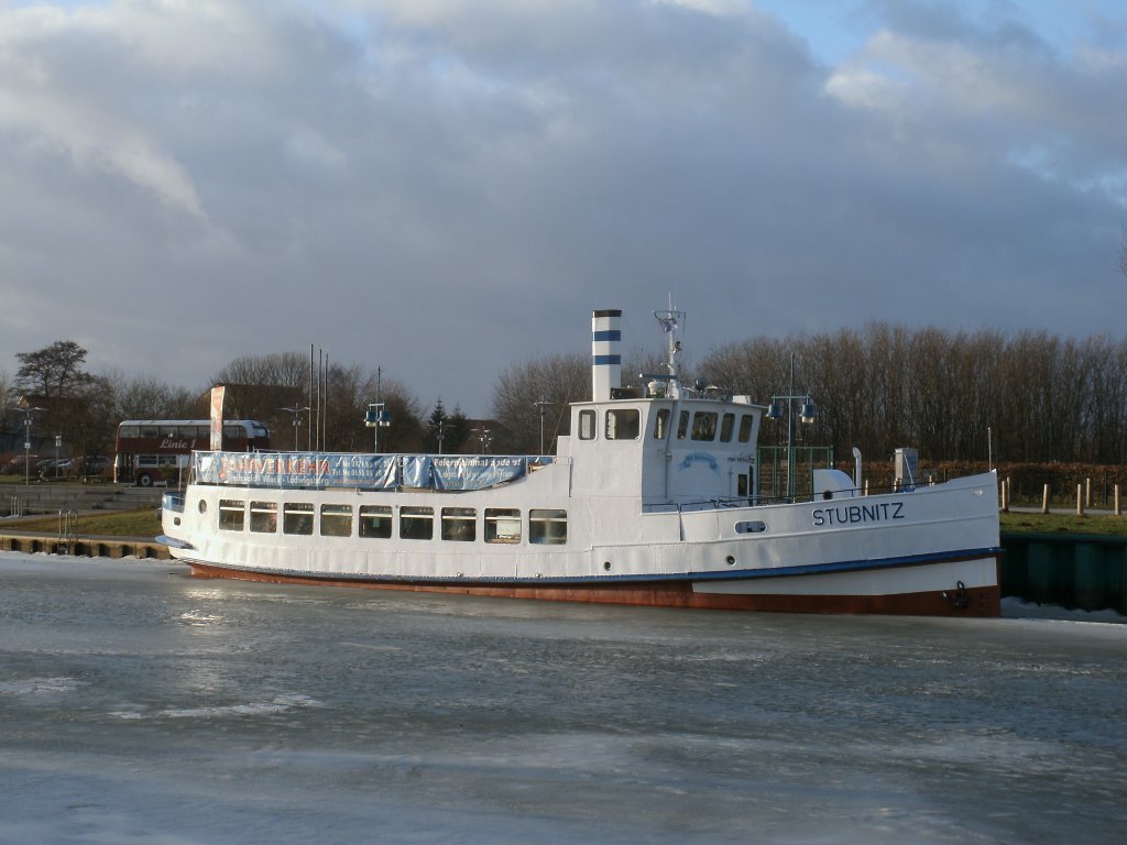 Auch wenn jetzt wieder die Temperaturen wieder im Plusbereich liegen,lag am 17.Februar 2012 der Ausflugsdampfer  STUBNITZ  noch im vereisten Hafen von Greifswald. 