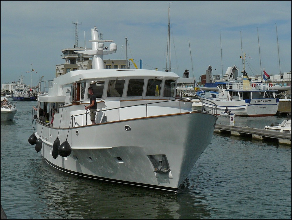 Auch diese Yacht ist auf dem Weg zur Schleuse um in den Yachthafen von Oostende einzufahren.  11.08.2010 