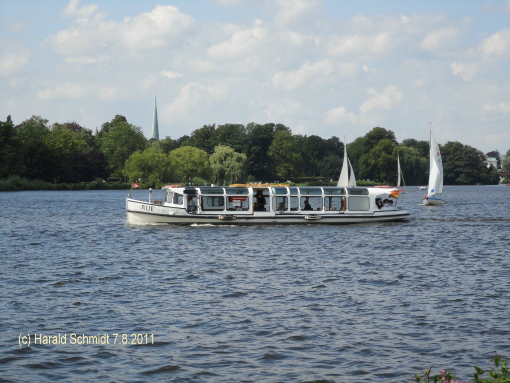 AUE   am  7.8.2011 in Hamburg auf der Auenalster
Barkasse / La: 15,95 m, Ba: 4,12 m, Tg. 1,42 m, hchster Punkt ber Wasserlinie: 2,37 m /,1x Jastram KRW 3, 3-Zyl.-4-T-Diesel, 1951, 55 kW, 580 Upm, 14,5 Km/h, 1 Jastram Getriebe, Handumsteuerung mit Gestnge, Prop.: 3 Flgel, D = 750 mm / Alster-Touristik GmbH (ATG) / gebaut 1926 bei Johann Oelkers, Hamburg-Neuhof, umgebaut 1960, berholung und Restaurierung 2004 durch Jugend und Arbeit Hamburg e.V. /
