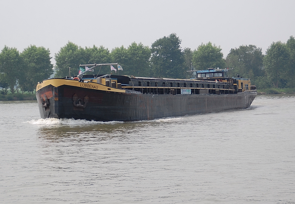 Auf dem Mittellandkanal bei Lohnde ist das Motorschiff Lbbenau unterwegs. Samstag 21.5.2011